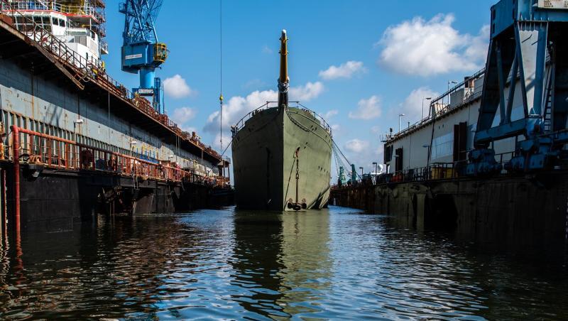 Das Marine-Segelschulschiff "Gorch Fock" wird in einem Dock der Bredo-Werft zu Wasser gelassen. Das Marine-Segelschulschiff "Gorch Fock" wird in einem Dock der Bredo-Werft zu Wasser gelassen.