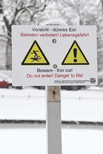 Warnschilder weisen am Schlosskanal auf die Einbruchgefahr hin.
