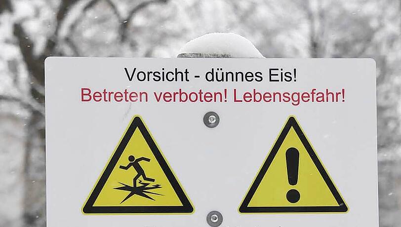 Warnschilder weisen am Schlosskanal auf die Einbruchgefahr hin. Warnschilder weisen am Schlosskanal auf die Einbruchgefahr hin.