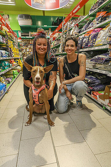 Für den Viertplatzierten Tovia, Besitzerin Nurin Khalil (rechts) und Begleitung gab’s im Fressnapf XXL-Markt Unterhaching viel (leckeres) zu entdecken.