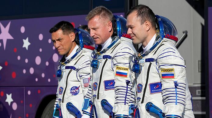 Die Mitglieder der Hauptbesatzung der Internationalen Raumstation (ISS) vor dem Start der Sojus-2.1-Rakete.