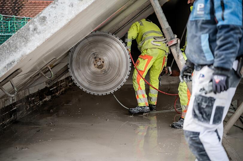 Mit XXL-Sägeblättern wird der Beton zerschnitten.