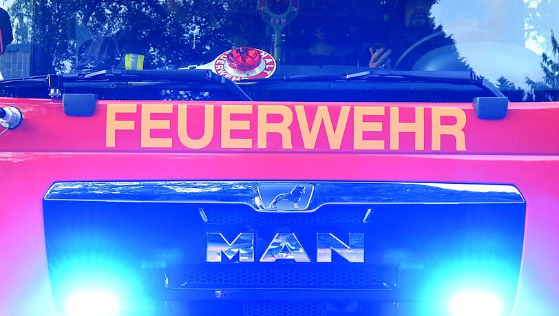 Die Feuerwehr verhinderte, dass die Flammen auf das Nachbargebäude übergriffen. (Symbolbild)