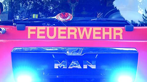 Die Feuerwehr verhinderte, dass die Flammen auf das Nachbargebäude übergriffen. (Symbolbild)
