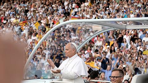 Rund 40.000 &uuml;berwiegend junge Menschen begr&uuml;&szlig;ten Papst Leo XIV. im Olympiastadion von Barcelona mit Riesenapplaus.
