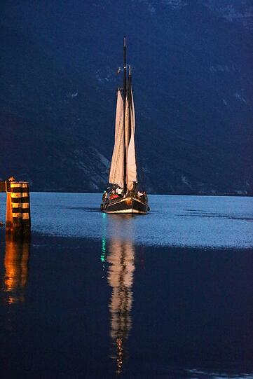 Am Sonntagabend wurden die Bayern offiziell im Trainingslager am Gardasee willkommen geheißen - und schipperten mit dem Segelboot an. Sehen Sie hier die Bilder.