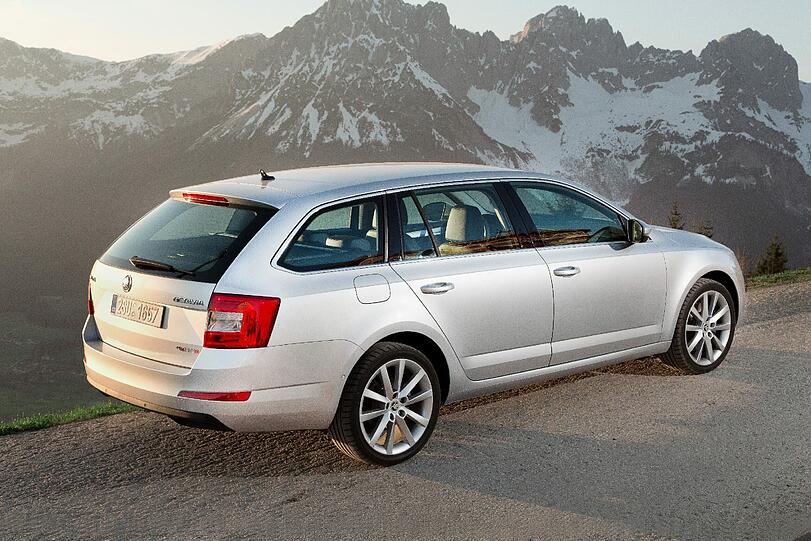 Der Skoda Octavia Combi steht elegant und schick da. Er schaut so geräumig aus, wie er auch ist.