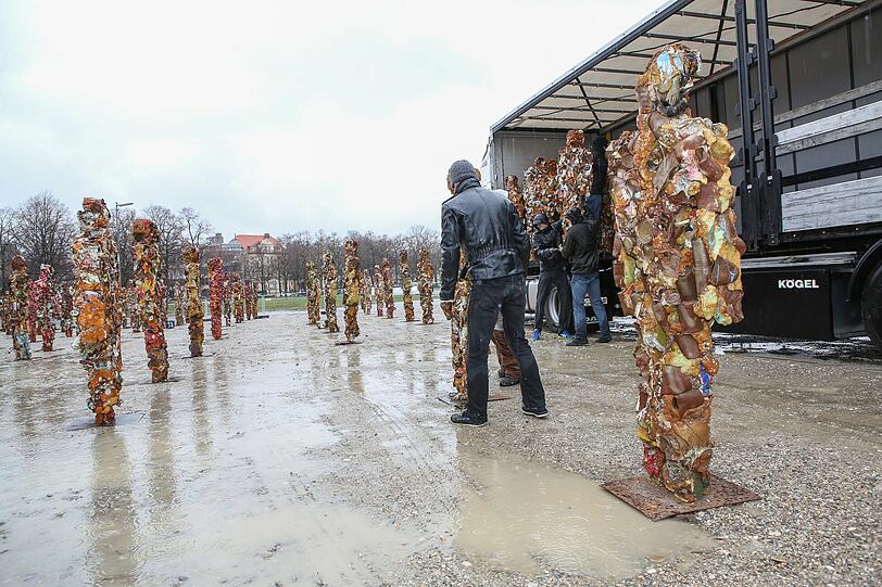 Fotoshooting mit dem Künstler HA Schult,dessen Installation "Trash People", ab 24. November auf dem Festivalgelände des Tollwood-Winterfestivals zu sehen ist.