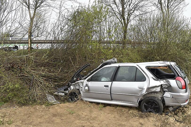 Erst nach 30 Metern kommt der Wagen zum stehen. Die Bilder vom spektakulären Unfall.