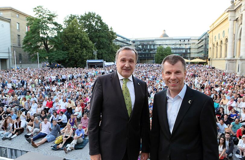 Das Konzert des Bayerischen Staatsorchesters auf dem Marstallplatz: Intendant Nikolaus Bachler mit Sponsor Peter Mey, dem Leiter der BMW-Niederlassung München.