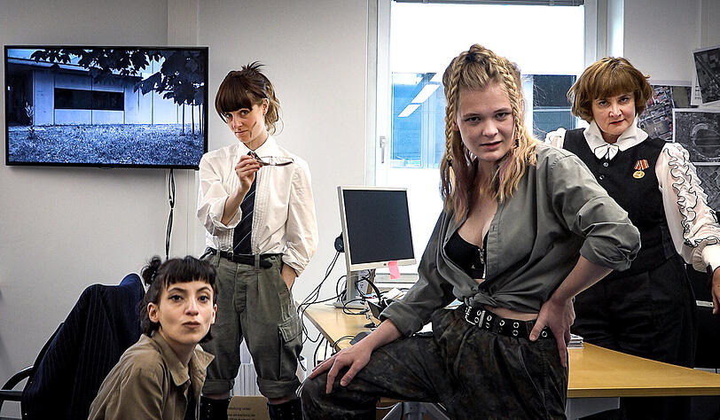 Mit diesem Team ist nicht zu spaßen: Die Organisation BAM will dem Patriarchat die Waffen abknüpfen und danach ganz innovative Botschaften in die Welt schießen (v.l.n.r.: Zeynep Bozbay, Julia Windischbauer, Gro Swantje Kohlhof sowie Anführerin Annette Paulmann).