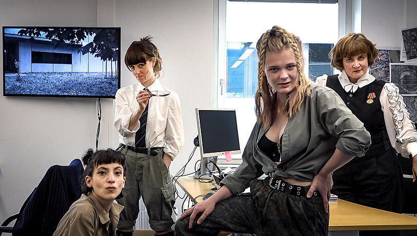Mit diesem Team ist nicht zu spaßen: Die Organisation BAM will dem Patriarchat die Waffen abknüpfen und danach ganz innovative Botschaften in die Welt schießen (v.l.n.r.: Zeynep Bozbay, Julia Windischbauer, Gro Swantje Kohlhof sowie Anführerin Annette Paulmann).