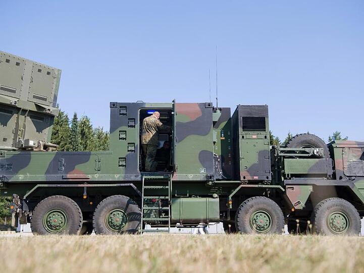 Ein Artillerieortungsradar COBRA (Counter Battery Radar) steht in der Alb-Kaserne.