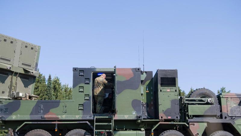 Ein Artillerieortungsradar COBRA (Counter Battery Radar) steht in der Alb-Kaserne. Ein Artillerieortungsradar COBRA (Counter Battery Radar) steht in der Alb-Kaserne.