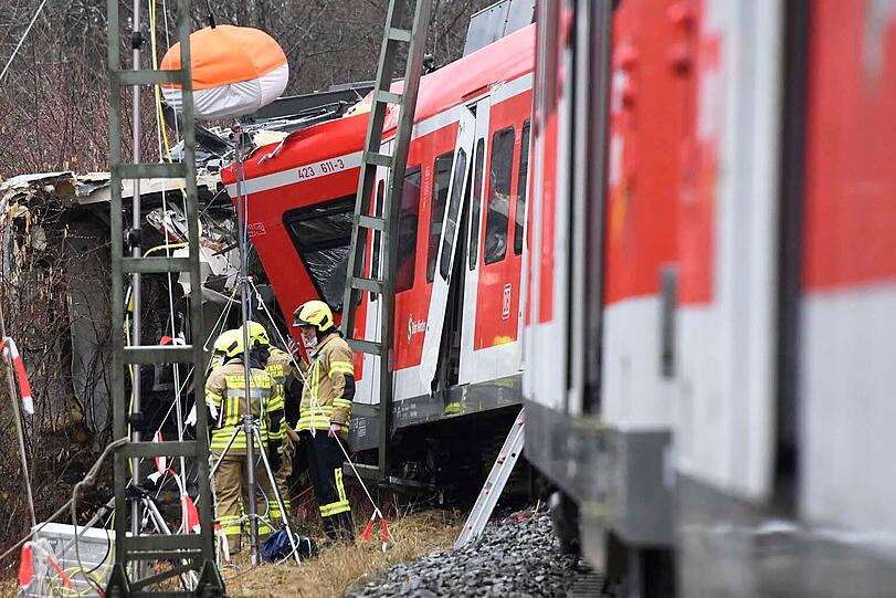Am Tag nach dem Frontalzusammenstoß zweier S-Bahnen in Schäftlarn mit einem Toten und 18 Verletzten laufen am Unfallort weiter Untersuchungen.