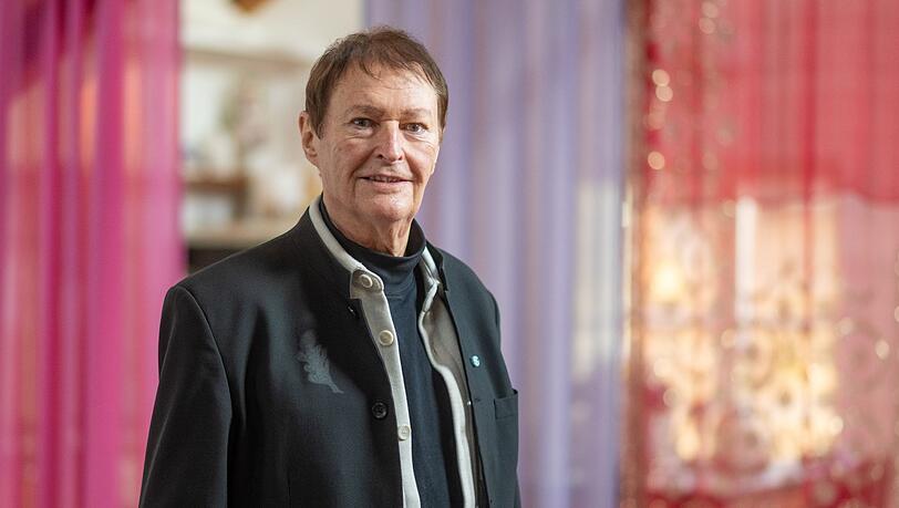 Hans-Jürgen Buchner von der Musikgruppe Haindling steht in seinem Haus in Haindling.