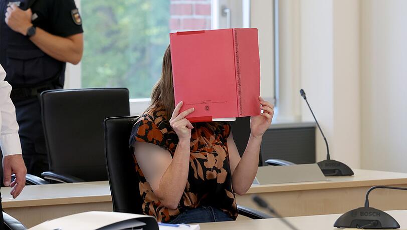 Die Angeklagte schweigt bislang vor Gericht zu den Vorwürfen. Die Angeklagte schweigt bislang vor Gericht zu den Vorwürfen.