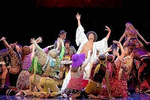 Ekstatischer Gottesdienst nach &ldquo;Hair&ldquo;-Art: Cedric Lee Bradley (als Prediger im Zentrum), daneben Frederike Haas als &bdquo;Sweet Charity&ldquo; und Alen Hodzovic.