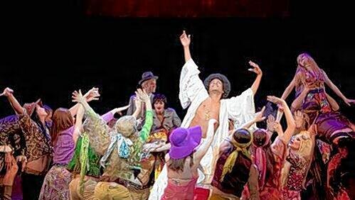 Ekstatischer Gottesdienst nach “Hair“-Art: Cedric Lee Bradley (als Prediger im Zentrum), daneben Frederike Haas als „Sweet Charity“ und Alen Hodzovic. Ekstatischer Gottesdienst nach “Hair“-Art: Cedric Lee Bradley (als Prediger im Zentrum), daneben Frederike Haas als „Sweet Charity“ und Alen Hodzovic.