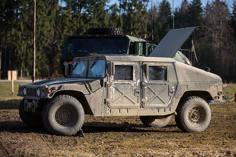Kennt man normalerweise nur aus Hollywood-Streifen: Schwere Panzerwagen und Black Hawks der US Army. Derzeit üben die Soldaten Evakuierungen im Gebirge bei Traunstein. Hier gibt's die Fotos.