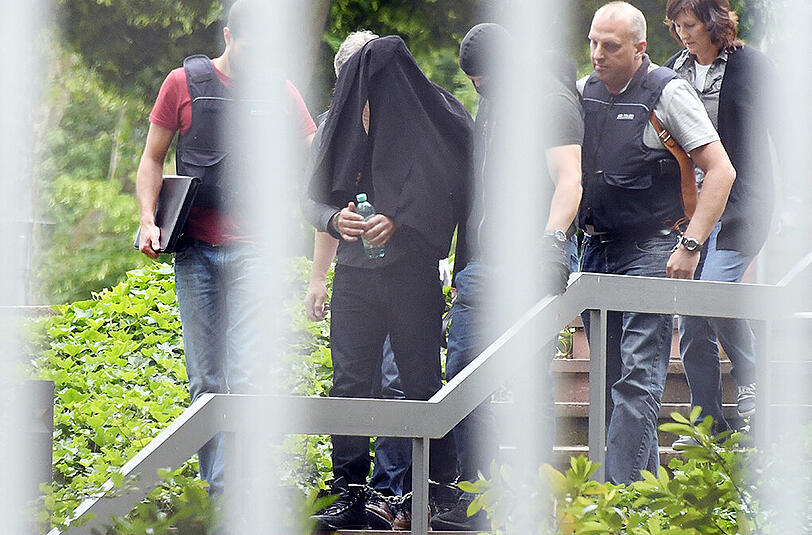 Einer der mutmaßlichen Terroristen wird am Donnerstag in Karlsruhe dem Haftrichter vorgeführt.