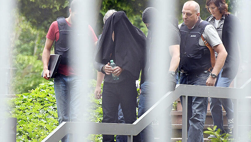 Einer der mutmaßlichen Terroristen wird am Donnerstag in Karlsruhe dem Haftrichter vorgeführt.