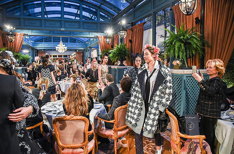 Zurück in die 20er und 30er Jahre: Der Chanel-Catwalk in Paris wird zu einem Ort, an den man sich Lagerfeld zufolge zurückwünscht.