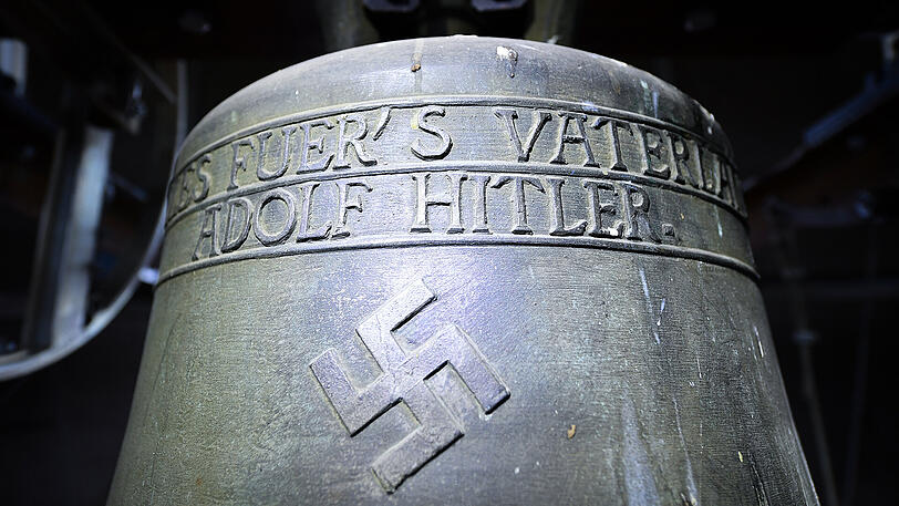 Im Glockenturm der Kirche St. Jakob hängt in Herxheim am Berg (Rheinland-Pfalz) eine Bronzeglocke mit Hakenkreuz und dem Spruch "Alles fuer's Vaterland - Adolf Hitler".