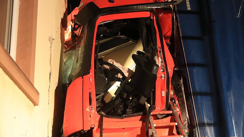 Der Sattelzug rammte ein geparktes Auto und donnerte gegen ein Haus. Die Rettung des Fahrers gestaltete sich extrem kompliziert.