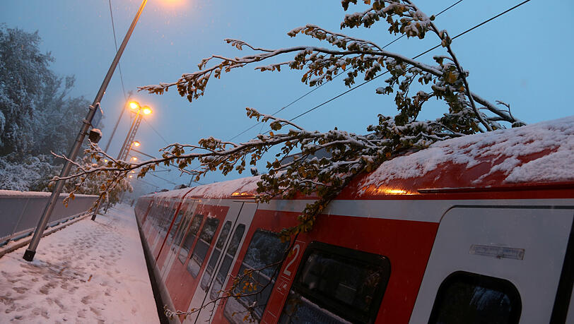 Am Freitag ist in München und Bayern Schneefall vorausgesagt. Die S-Bahn warnt vor etwaigen Behinderungen. Am Freitag ist in München und Bayern Schneefall vorausgesagt. Die S-Bahn warnt vor etwaigen Behinderungen.