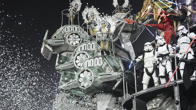Sao Paulo: Mitgleider der Império de Casa Verde Sambaschule defilieren im Sambodromo.