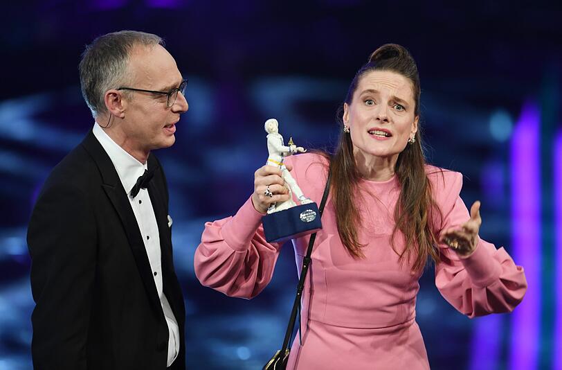 Moderator Christoph Süß mit Preisträgerin Anne Ratte-Polle