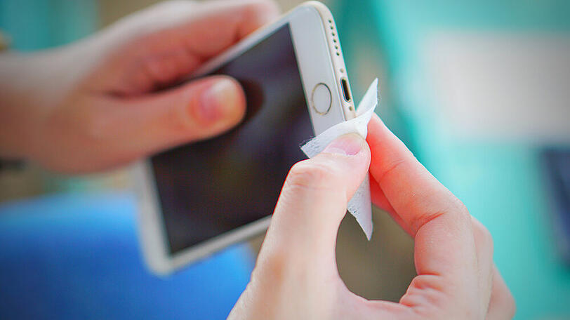 Mit diesen Mitteln ist das Reinigen des Smartphones ein Kinderspiel
