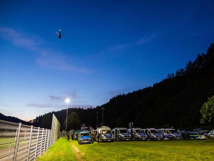 Ein Großaufgebot der Polizei sucht seit dem Vormittag einen bewaffneten Mann.
