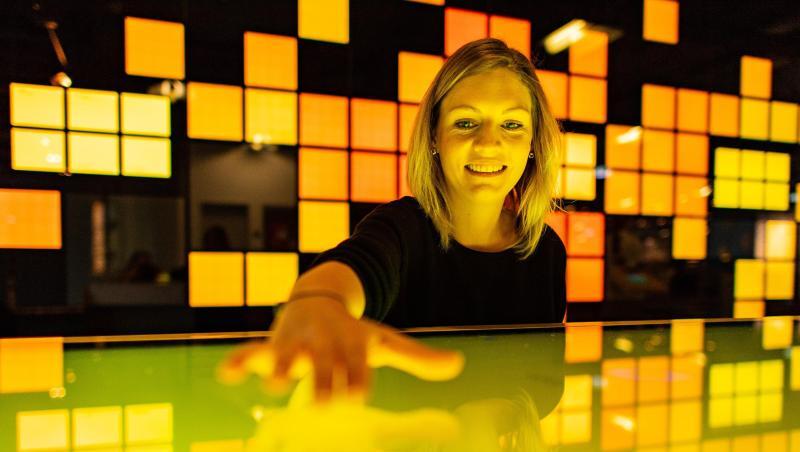 Die Kuratorin Judith Spickermann in der Ausstellung: "Künstliche Intelligenz und Robotik" im Heinz Nixdorf MuseumsForum. KI trifft auf ein ambivalentes Echo, sagte der Verband ZVEI. Die Kuratorin Judith Spickermann in der Ausstellung: "Künstliche Intelligenz und Robotik" im Heinz Nixdorf MuseumsForum. KI trifft auf ein ambivalentes Echo, sagte der Verband ZVEI.