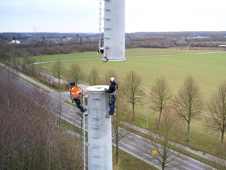 Ein Mobilfunkmast von Vodafone wird an der A61 bei Mönchengladbach Venn aufgebaut.