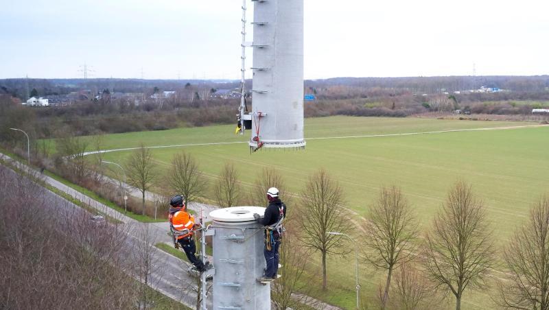 Ein Mobilfunkmast von Vodafone wird an der A61 bei Mönchengladbach Venn aufgebaut. Ein Mobilfunkmast von Vodafone wird an der A61 bei Mönchengladbach Venn aufgebaut.