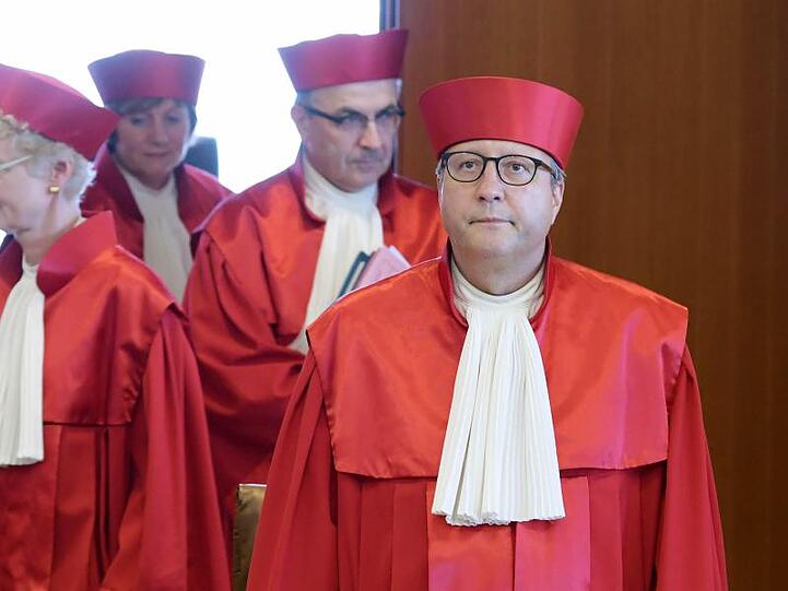 Der Präsident des Bundesverfassungsgerichts, Andreas Voßkuhle (r), sprach zum Auftakt der Verhandlung von nach wie vor großen Bedenken gegen die milliardenschweren EZB-Anleihenkäufe.