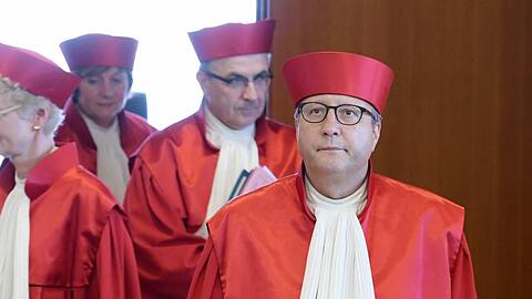 Der Präsident des Bundesverfassungsgerichts, Andreas Voßkuhle (r), sprach zum Auftakt der Verhandlung von nach wie vor großen Bedenken gegen die milliardenschweren EZB-Anleihenkäufe.