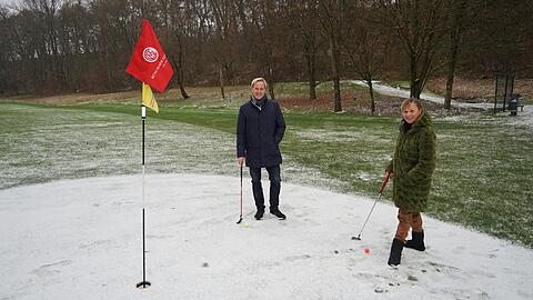 Auf ihrem verschneiten Green: der Präsident des Münchener Golfclubs Thomas Ritz und Vizepräsidentin Claudia Bachmair-Vogl.