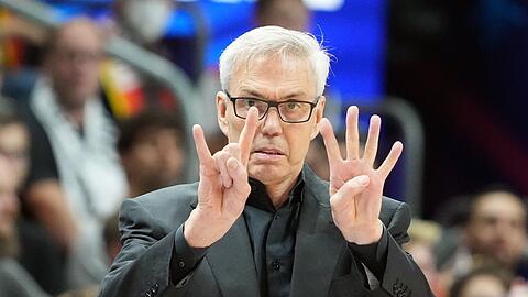 Trainer Gordon Herbert an der Seitenlinie in Aktion.