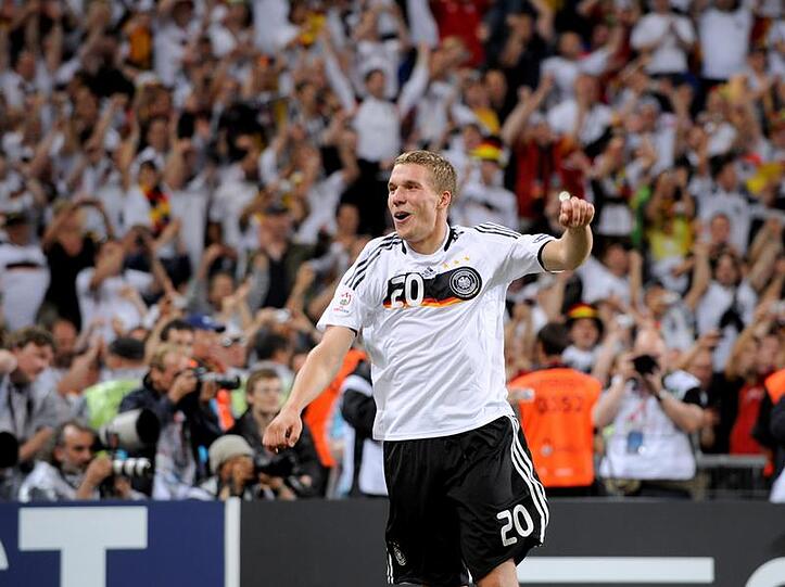 Lukas Podolski feiert den EM-Sieg gegen Portugal