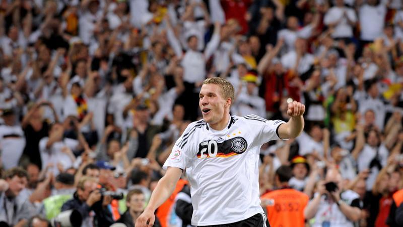 Lukas Podolski feiert den EM-Sieg gegen Portugal Lukas Podolski feiert den EM-Sieg gegen Portugal