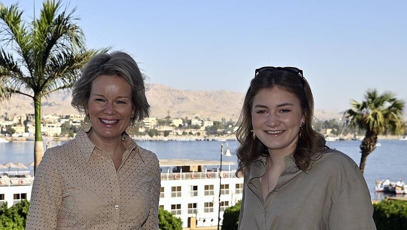 Königin Mathilde und Kronprinzessin Elisabeth strahlen im urlaubstauglichen Look in Ägypten für die Fotografen.