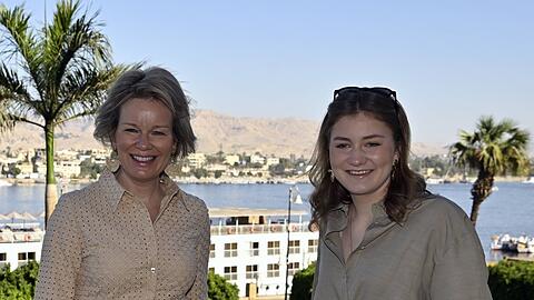 Königin Mathilde und Kronprinzessin Elisabeth strahlen im urlaubstauglichen Look in Ägypten für die Fotografen.