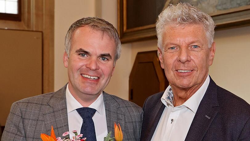 OB Reiter gratuliert Christoph Frey (l.) zur Wiederwahl.