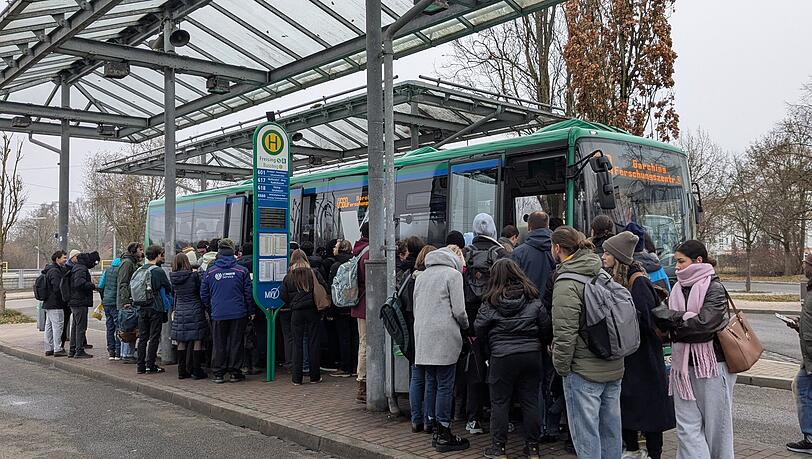 Als eine Alternative von Freising nach München führt der DB Navigator den Bus X660 zum Forschungszentrum Garching an. Von dort soll man mit der U6 zum Odeonsplatz fahren und dann mit der U5 zum Hauptbahnhof. Doch an diesem Dienstagmorgen zeigt sich in Freising, dass gar nicht alle Fahrgäste in den Bus reinpassen.