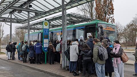 Als eine Alternative von Freising nach München führt der DB Navigator den Bus X660 zum Forschungszentrum Garching an. Von dort soll man mit der U6 zum Odeonsplatz fahren und dann mit der U5 zum Hauptbahnhof. Doch an diesem Dienstagmorgen zeigt sich in Freising, dass gar nicht alle Fahrgäste in den Bus reinpassen.