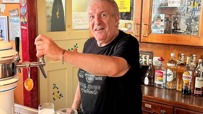 Wimpel,
Kunstblumen, Starfotos und Spr&uuml;che: St&uuml;berl-Urgestein Herbi am Zapfhahn im Sendlinger St&uuml;berl &bdquo;Bei Dagmars Herbi&ldquo;.