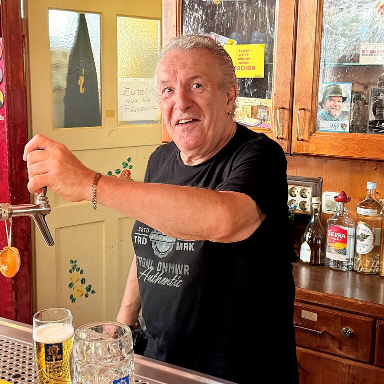 Wimpel,
Kunstblumen, Starfotos und Spr&uuml;che: St&uuml;berl-Urgestein Herbi am Zapfhahn im Sendlinger St&uuml;berl &bdquo;Bei Dagmars Herbi&ldquo;.